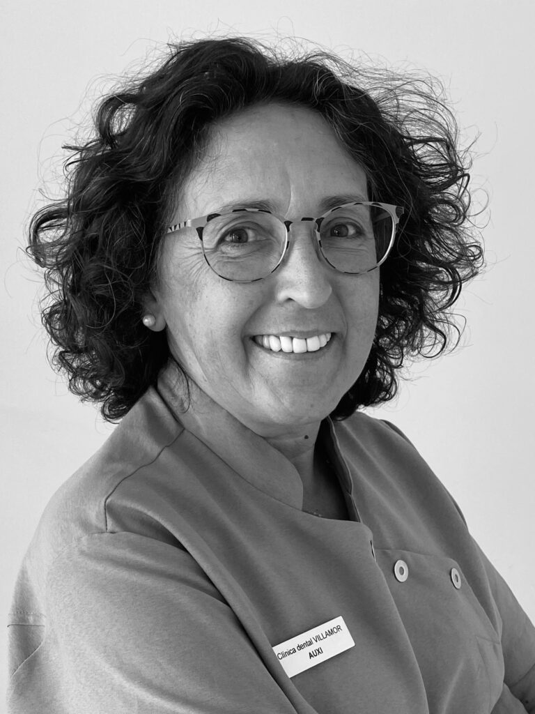 Retrato de Auxi, auxiliar de clínica y recepción