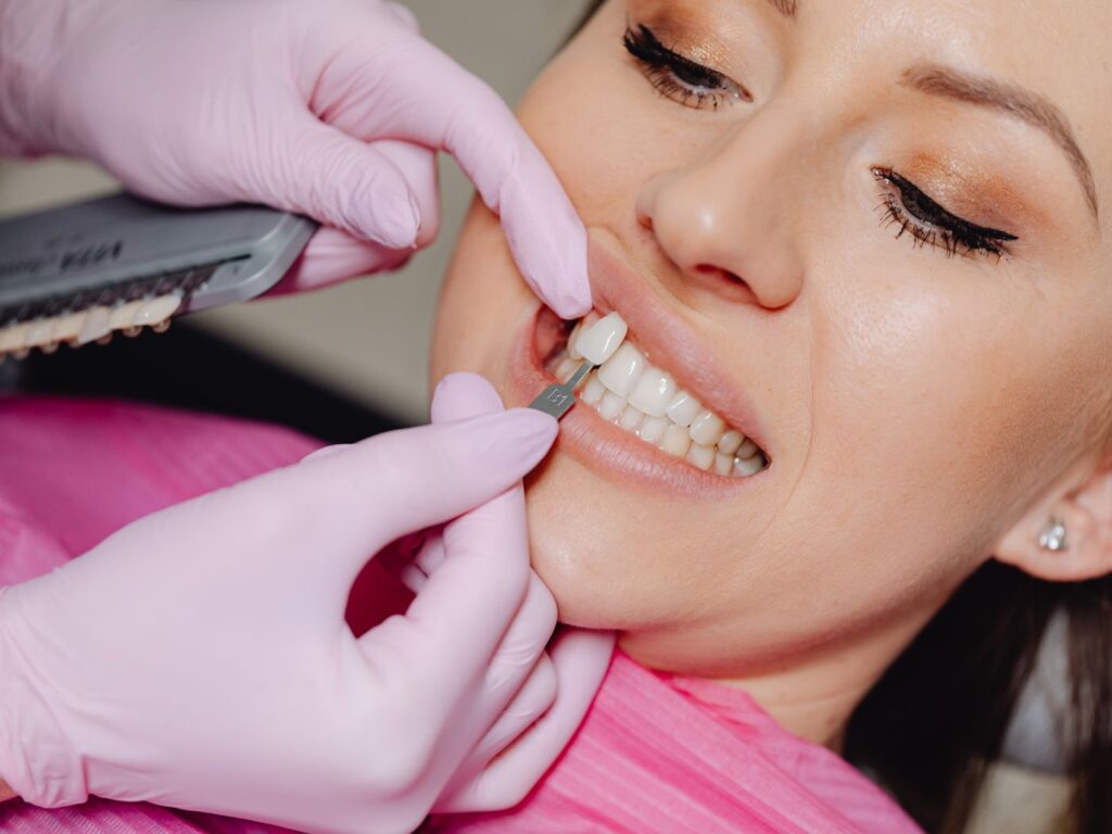 Profesionales durante una rehabilitación oral